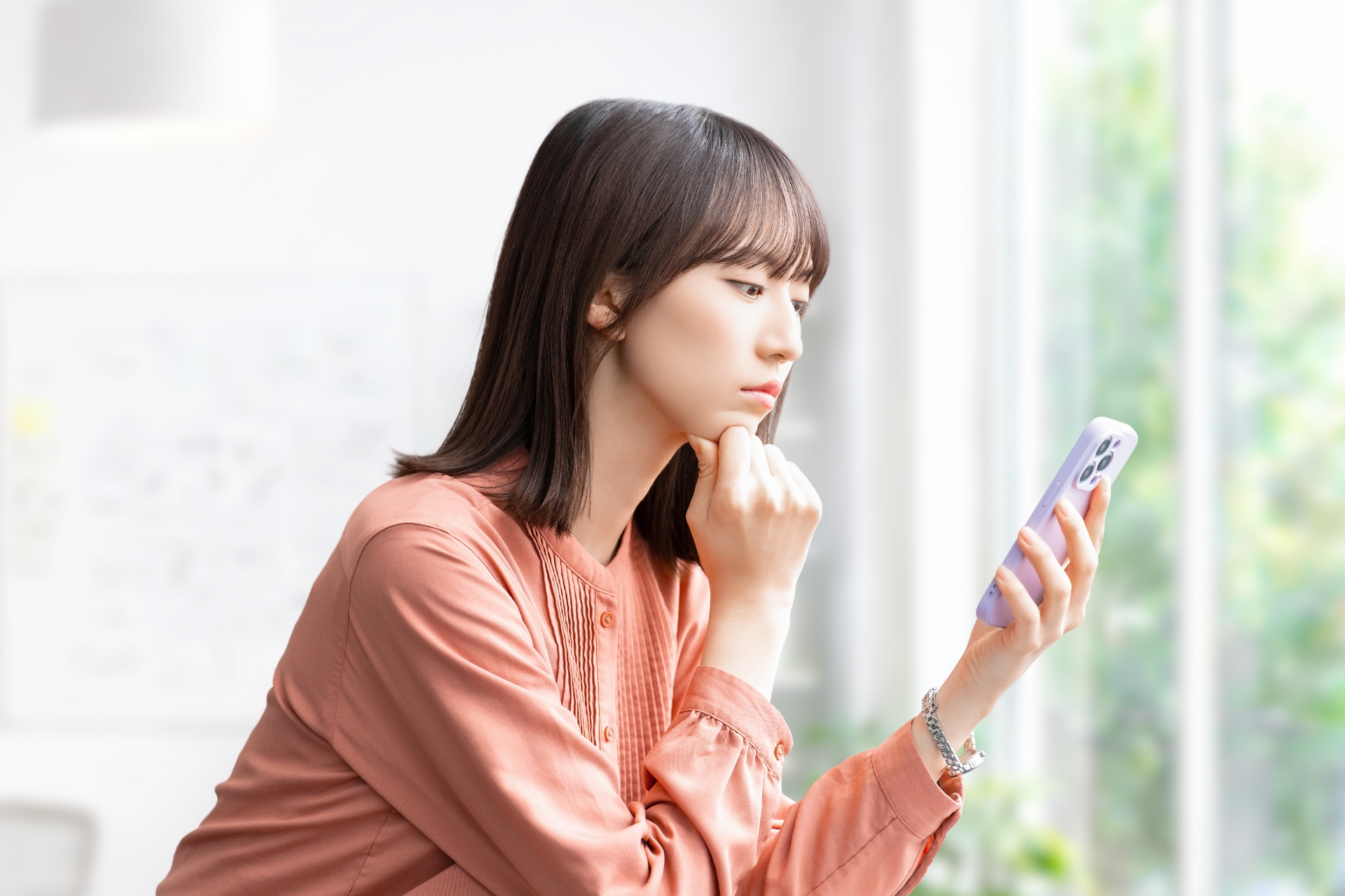 スマホで求人を見ながら今後の働き方を考える女性のイメージ