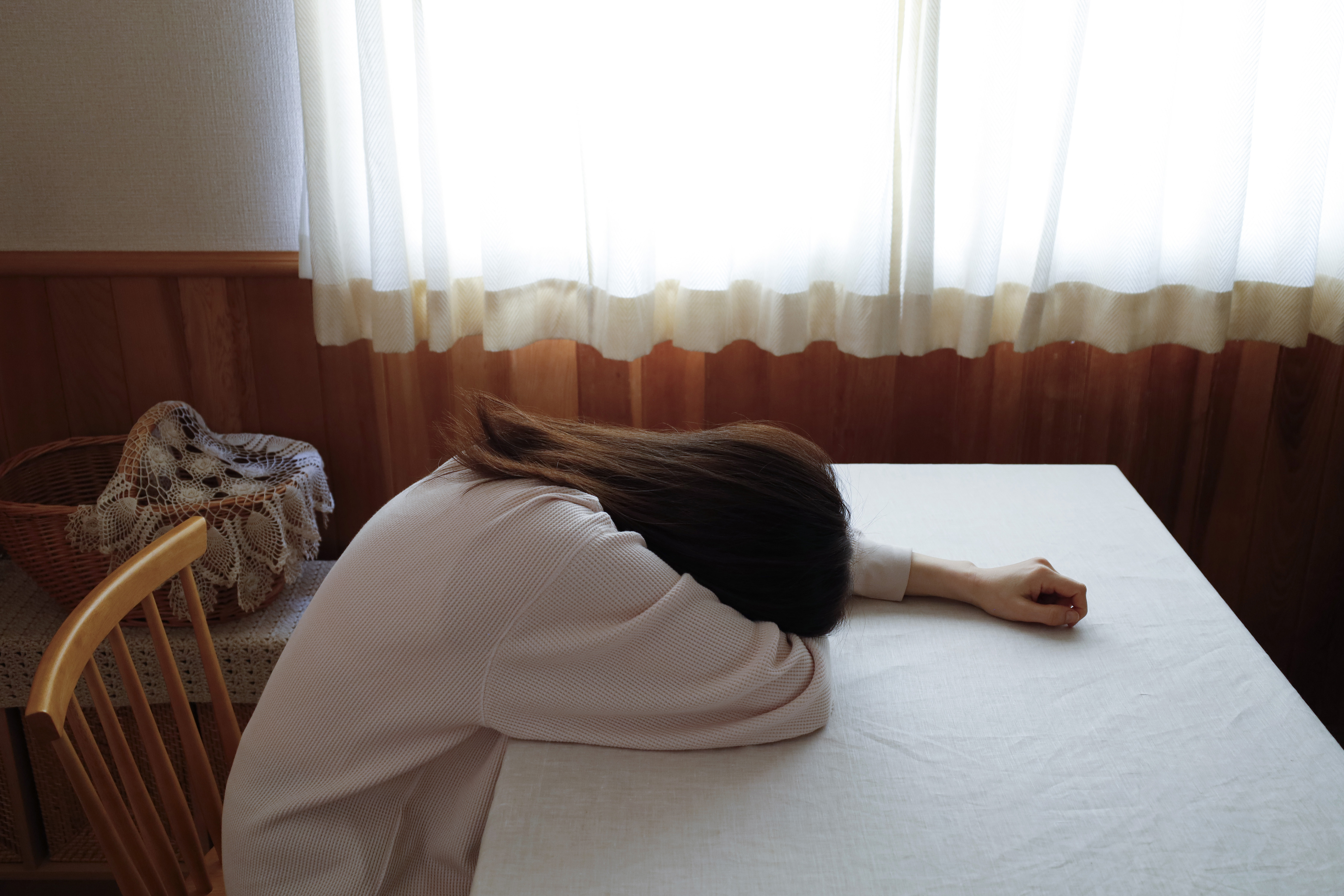 長い夜勤後に帰宅して疲れ切っている女性のイメージ