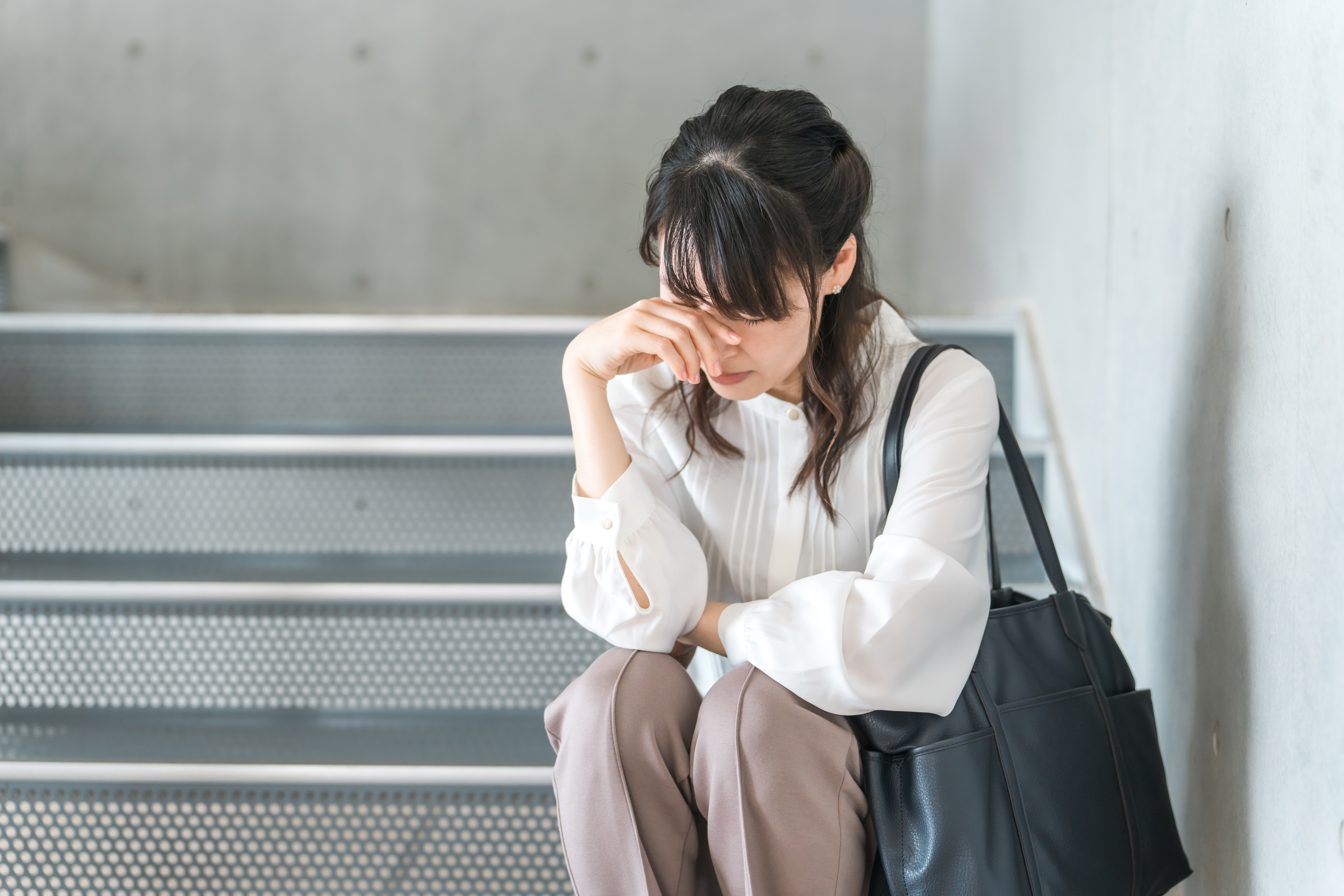 夜勤前に不安そうに立つ女性のイメージ