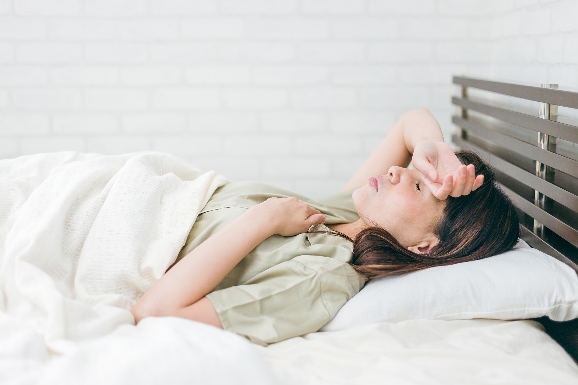 交代勤務後に眠れず生活リズムが乱れている女性のイメージ